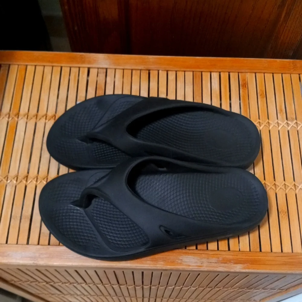 🖤🚶‍♀️Oofos Black Toe Post Recovery Sandals Great Arch Support Sz M-10 W-12